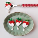 [real] 刺繍ブローチ (strawberry B)