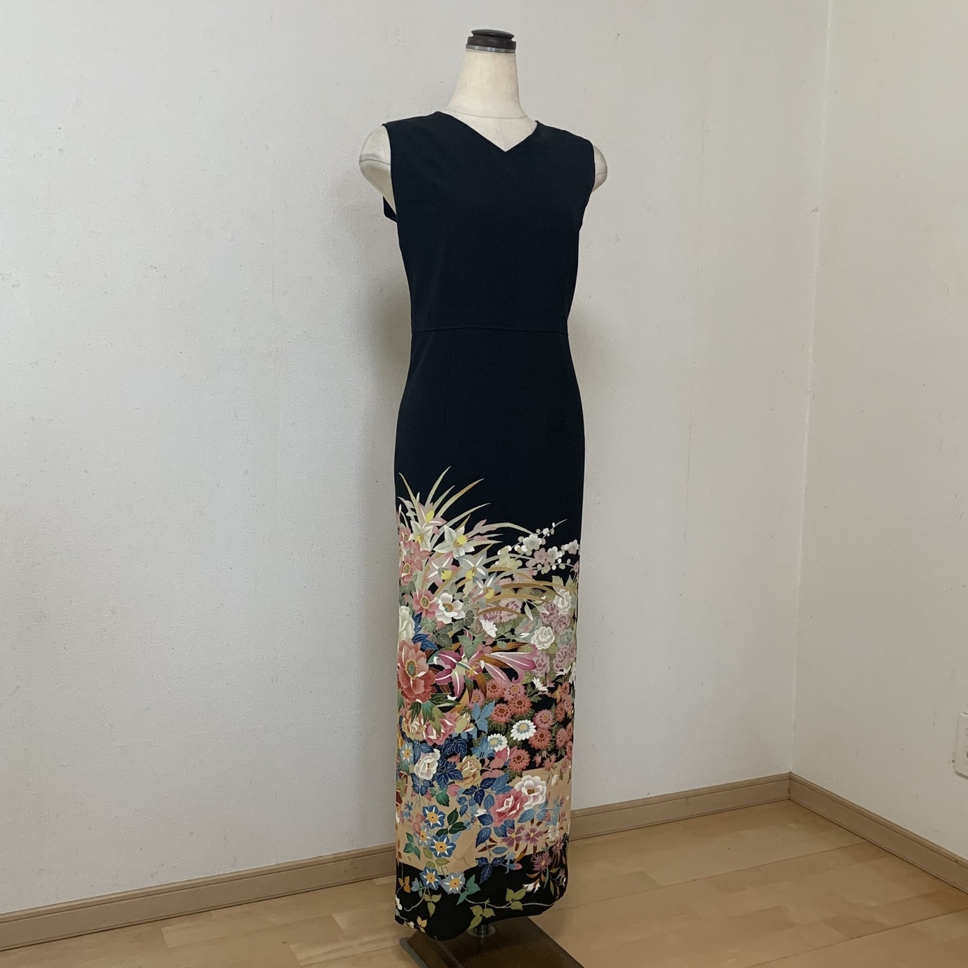 【SOLDOUT】友禅　牡丹　百合の花　黒留のVネックシンプルフォーマルワンピース★着物リメイク