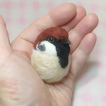 マグネット/ブローチ　すずめ　スズメ　雀   羊毛フェルト　小鳥マカロン(？)選べる2タイプ(マグネットまたはブローチ） 
