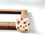 猫の刺繍ブローチ【カーネーション】