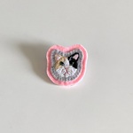 三毛猫「◯◯」顔面刺繍ブローチ（お名前や肉球も入れられます）