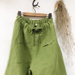 アップルグリーンのワイドパンツ