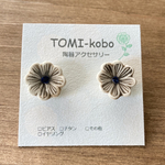 お花のピアス(陶器)／イヤリング 