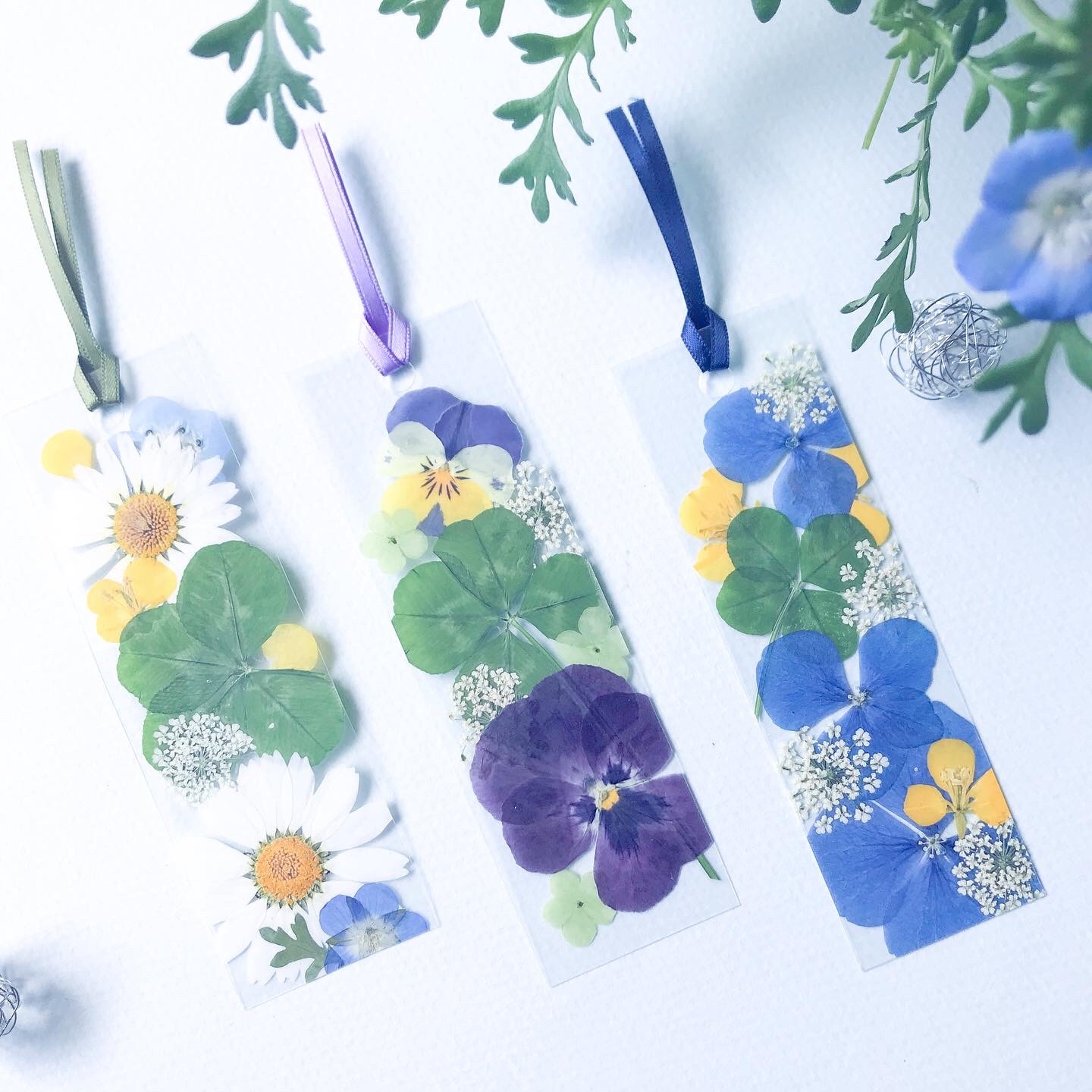 四葉のクローバー🍀春の花3枚セット押し花しおり - acan＿thus