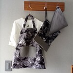 キッズエプロン 三角巾 巾着袋 三点セット90㎝～100㎝ 恐竜柄 グレー 黒 白 ゴム マジックテープ 保育園 幼稚園 入園準備 入園祝い プレゼント ままごと 子供 エプロン 男の子