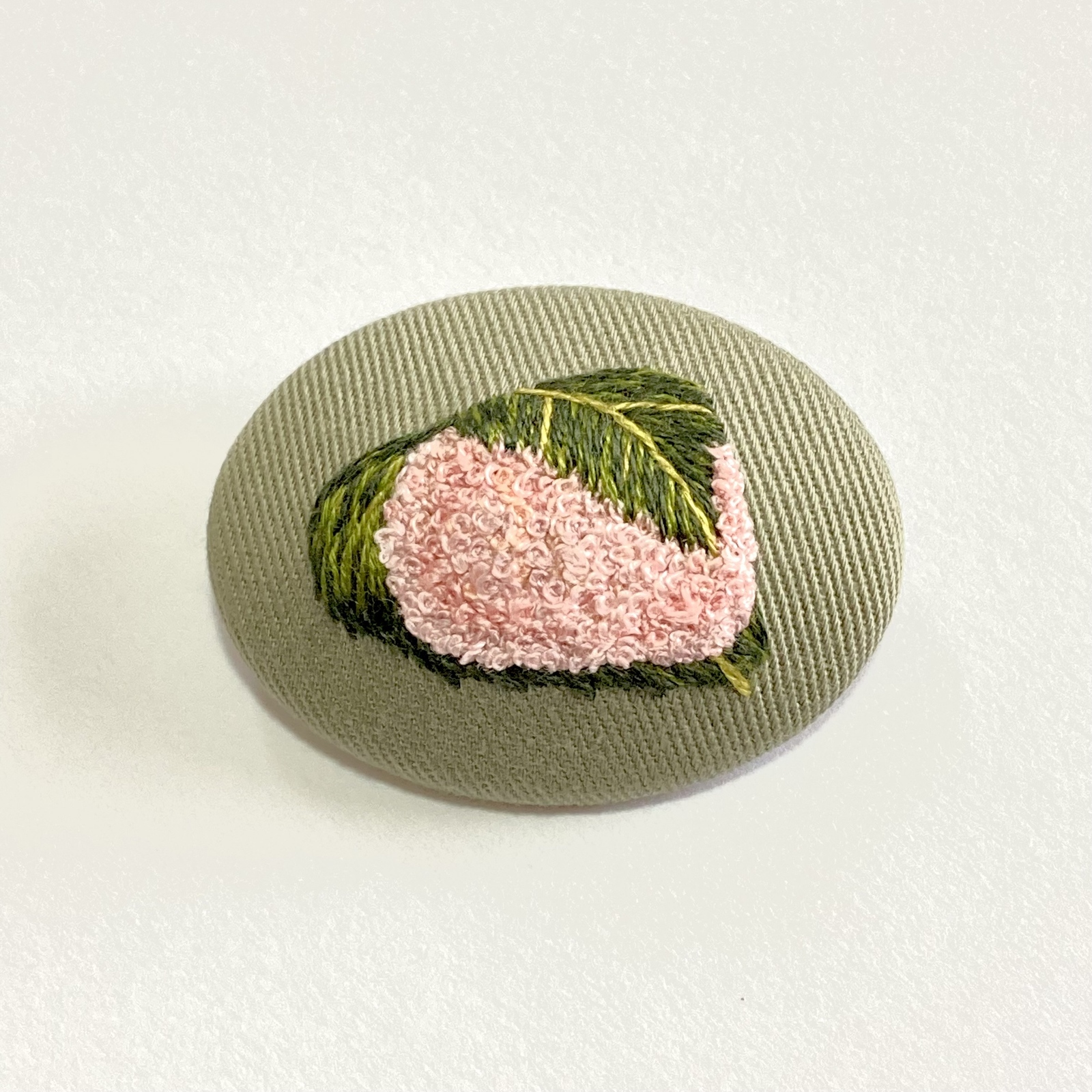 刺繍 ブローチ 楕円 桜餅 - EsorANUi | minne 国内最大級の