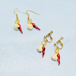 楽しいでしょう‼️トウガラシ🌶とニンニク🧄のピアス（イヤリング）どちらか選んで下さい