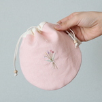 花束刺繍で彩る大人のリネン巾着（ピンク）