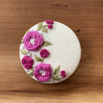 刺繍くるみボタン（ヘアゴム/ブローチ）