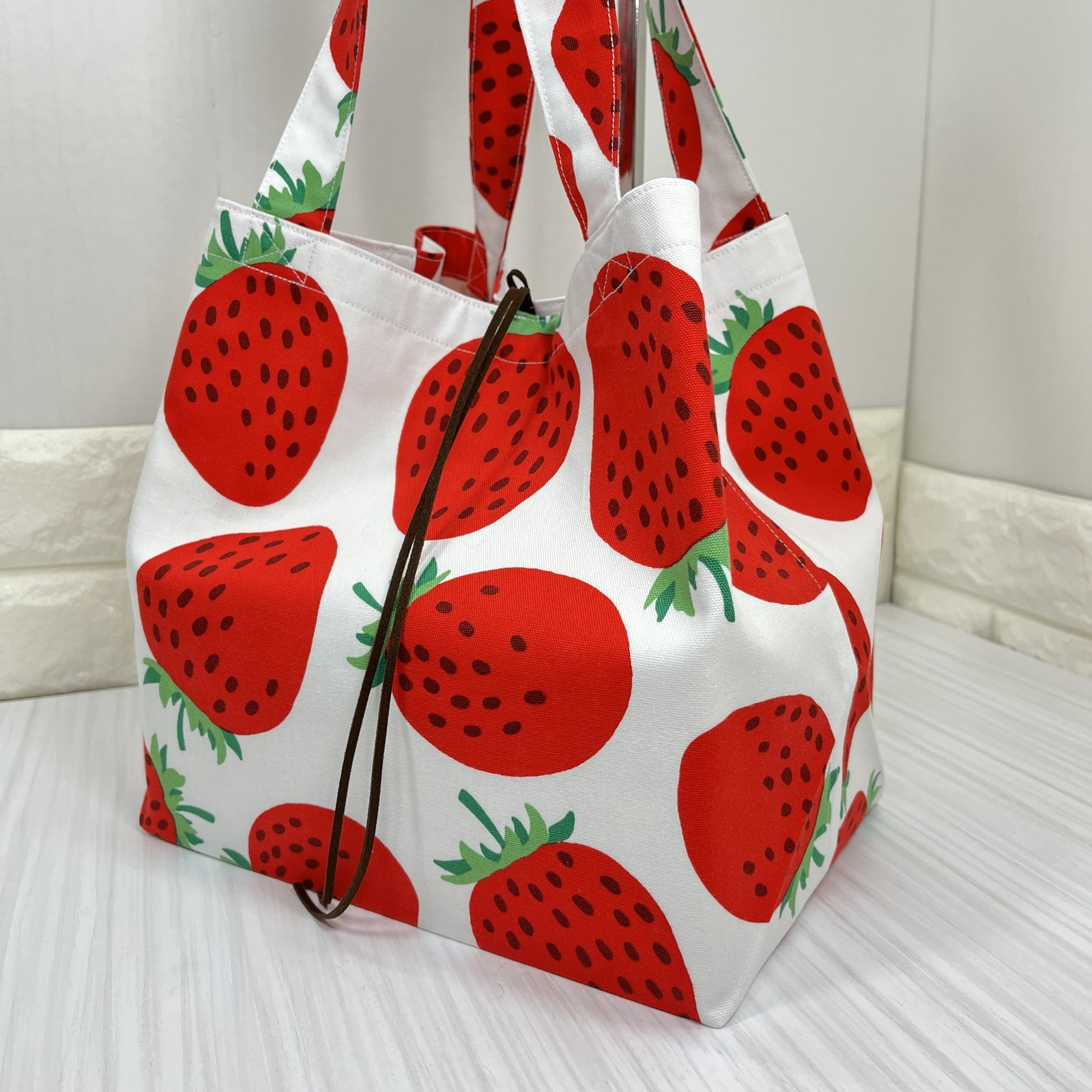 マンシッカ　イチゴ柄　エコバッグ Amazon | marimekko マリメッコ MANSIKKA（マンシッカ