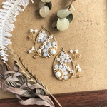 - White Garden - 白いお花のワイヤーワークピアス/イヤリング【完全受注制作】        ウェディング 華やか 春 白 ワイヤー お呼ばれ