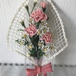 籐のカーネーションの小さな花束（ピンク色のカーネーション）