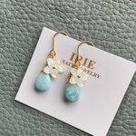 シェルフラワーとラリマーのピアス