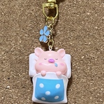 人気❤︎【送料無料】♡立体ブタさんチャーム〈就寝中〉水色のお花チャーム付き　キーホルダー♡