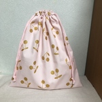 大きめ　さくらんぼ柄の巾着袋　お着替え袋　ピンク×ゴールド