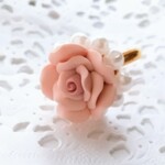 満開の薔薇とパールの指輪・樹脂粘土