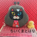 オシャレな服を着た黒猫さんあめ玉がま口青チョウチョ