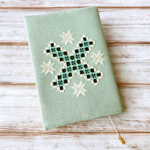 チョコミント色のハーダンガー刺繍のブックカバー①（文庫本）