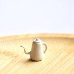 【数量限定￥750→￥500】路地裏の喫茶店＊レトロポップな琺瑯風コーヒーケトル(コーヒーポット) マットホワイト 1/8〜1/12サイズ ミニチュア 1点 オリジナルディスプレイ台紙付き【個別発送】