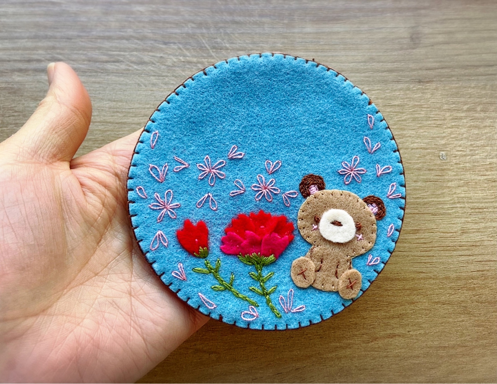 フェルト刺繍 くまさんとお花のコースター - KEROKERO-45'S