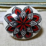 帯留め　赤と黒のお花風模様