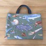 【sale】小さめレッスンバッグ　古代生物✨カーキ(25×35センチ)　マチなし　ミニレッスンバッグ　バッグ　キルティング　レッスンバッグ