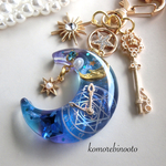 時を刻むお月様キーホルダー　レジン