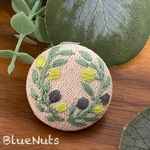 〖オリーブ〗刺繍 くるみボタン ブローチ