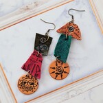 カラフルレザーの個性的ピアス⑦