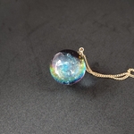 七色に輝く宇宙玉レジンの球体ネックレス 
