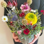 母の日オススメ　旬の草花で作る生花のカゴアレンジメント