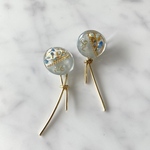 ✳︎ﾜﾝｺｲﾝ♪✳︎ くすみブルーレジン かすみ草×結びリボンチャーム　ゴールド　ピアス