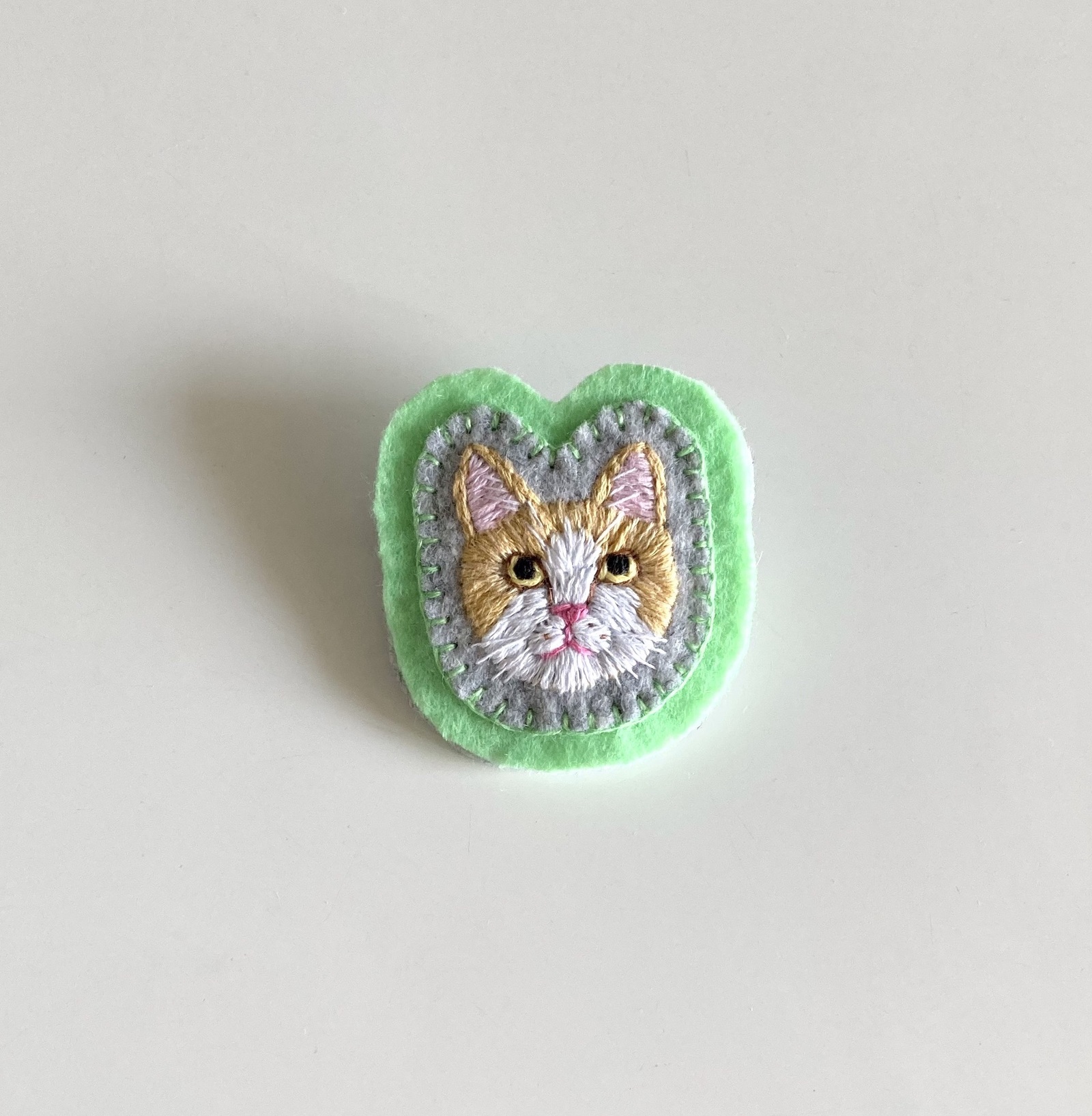 茶白ハチワレ猫「◯◯」顔面刺繍ブローチ（お名前や肉球も入れ