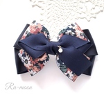 大人可愛い**オレンジ×ネイビーの花柄リボンバレッタ