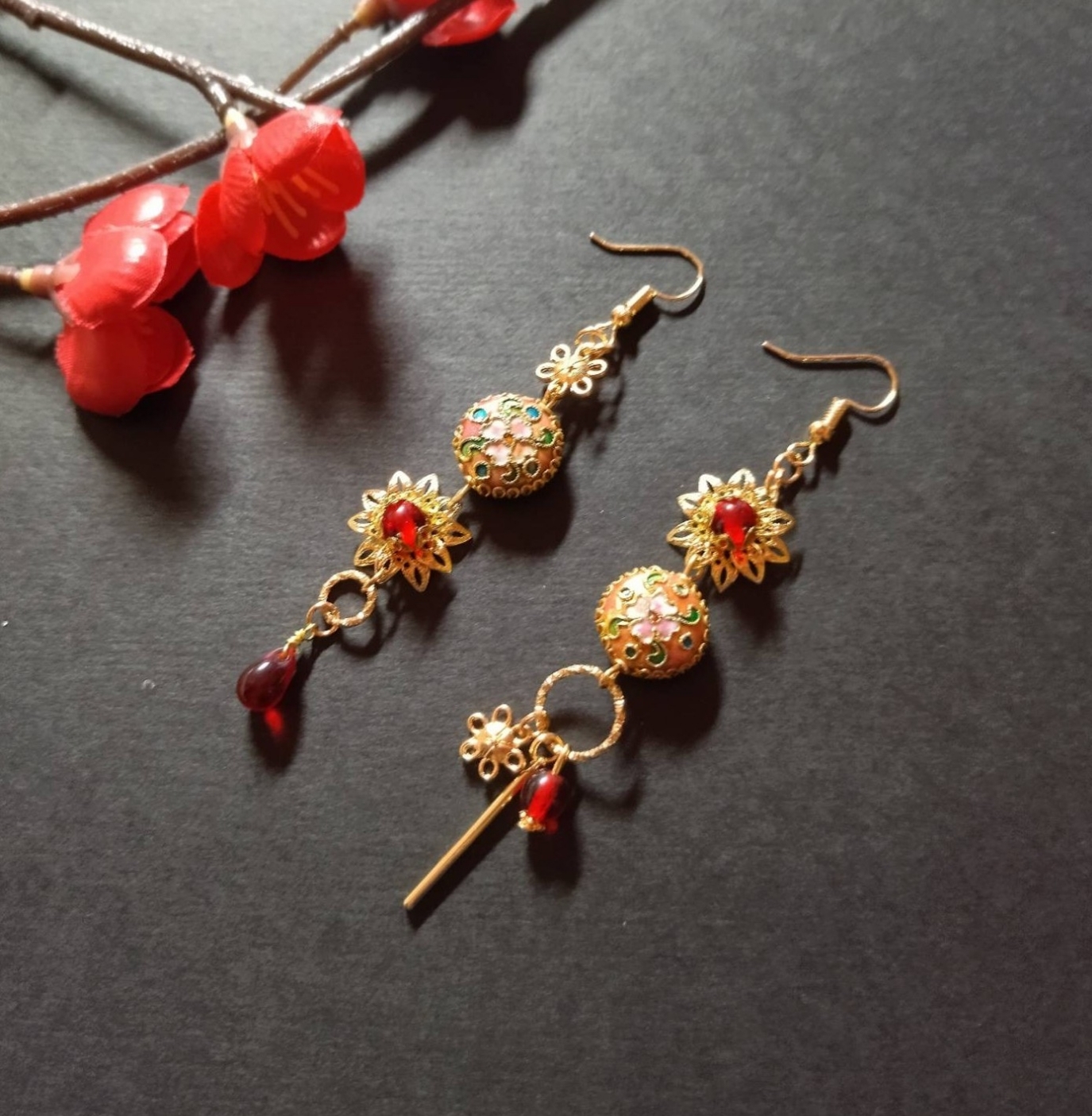 ツートンカラーの綺麗なタッセルとオリジナルデザイン麻雀牌イヤリング