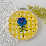 "青い花"刺繍と絵のアートインテリア