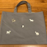 手刺繍入り手提げバッグです♬