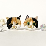 イカ耳猫と三毛猫さんの刺繍ピアスorイヤリング ハンドメイド kagisippo7  新作