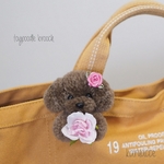 【受注製作】🌹初夏限定🌹薔薇を持ったトイプードルのブローチ