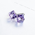すみれの煌き　キューブピアス／イヤリング　バイオレット　樹脂ピアス　サージカルステンレスピアス