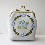 ネモフィラの刺繡がま口