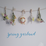 春のナチュラルガーランド ミニ麦わら帽子付き①【送料無料】ミモザ ラナンキュラス 花かんざし ラベンダー 壁飾り ユーカリ センニチコウ  ラグラス  スターチス