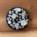 ビーズ刺繍くるみボタン（ヘアゴム/ブローチ）