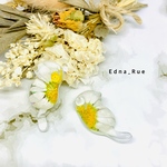 ノースポール❁お花にゃんこピアス(イヤリング ノンホール樹脂 マスクチャーム変更可) 金属アレルギー対応 送料無料 パーツ変更無料　ドライフラワー　押し花