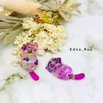アリッサム❁お花にゃんこピアス(イヤリング ノンホール樹脂 マスクチャーム変更可) 金属アレルギー対応 送料無料 パーツ変更無料　ドライフラワー　猫