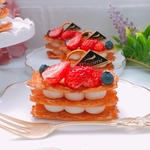 いちごとブルーベリー　パリパリミルフィーユパイのメモスタンド　オブジェ　実物大☆フェイクスイーツ☆タルト☆パイ☆誕生日☆♡ハート☆ミルフィーユ☆いちご☆クレイケーキ