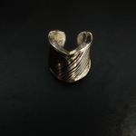 ゼブラハートイヤーカフ＊杢目金