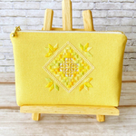 華やかイエローのハーダンガー刺繍のポーチ　16