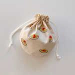 【手刺繍】オムライスの刺繍巾着　Ｍサイズ【生成り】