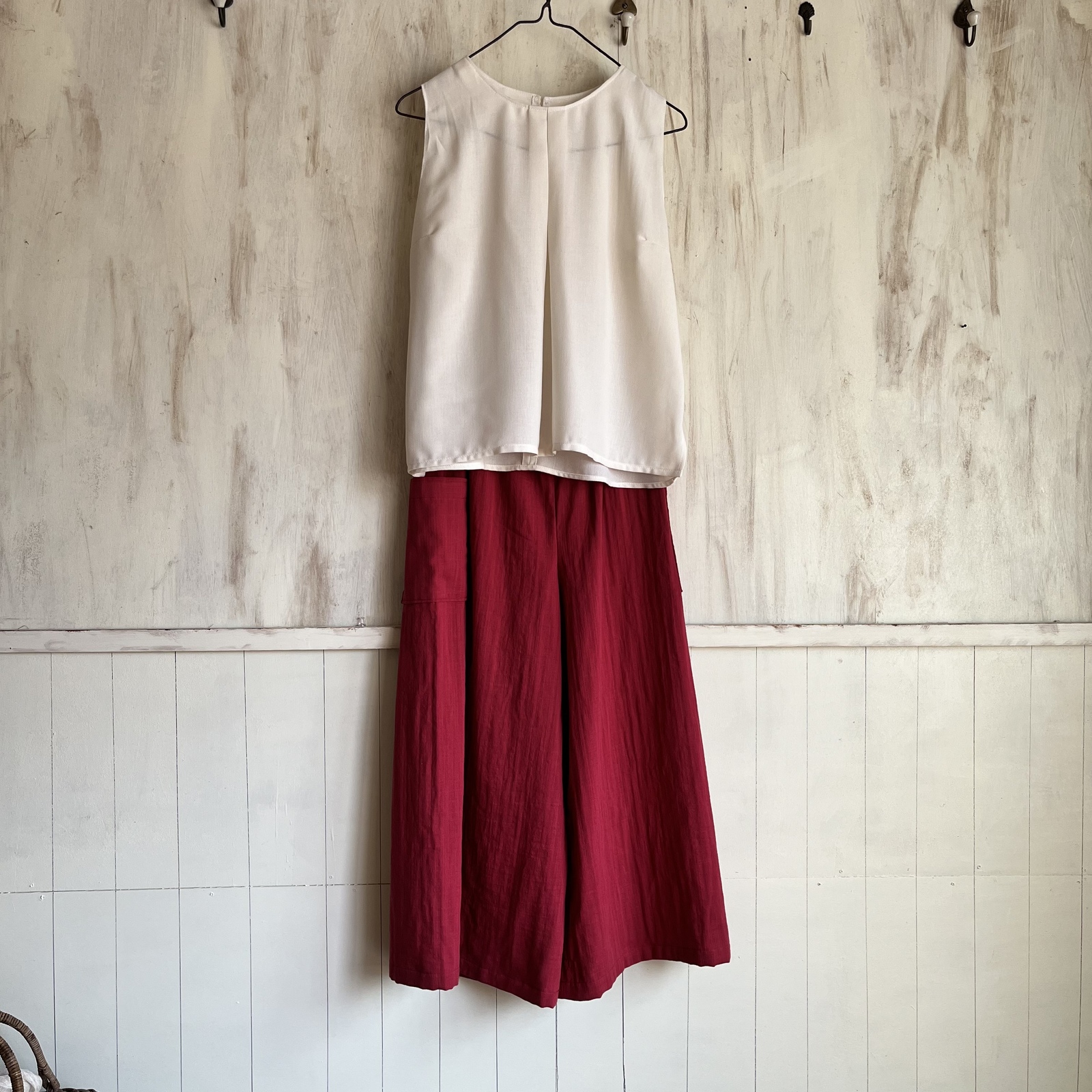 Véritécœur 赤 ワイドパンツ 入門編】数量限定！鮮やかに揺れる 風がぬけるリネンワイド